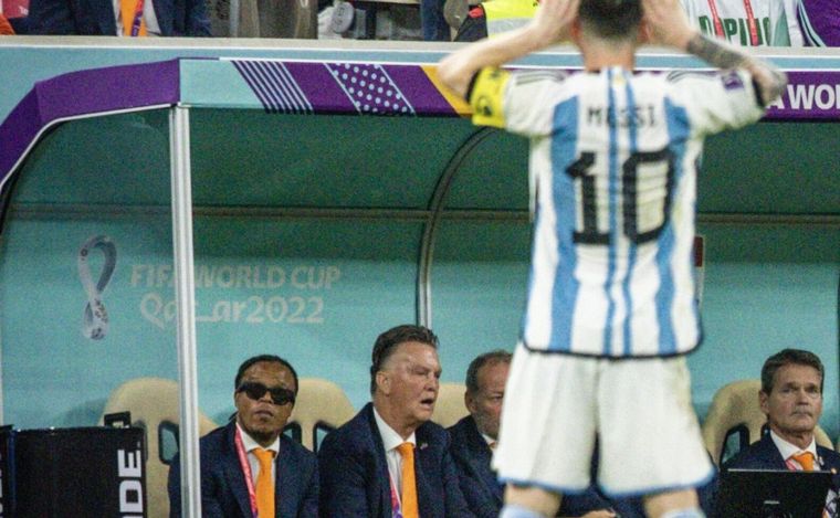 FOTO: El festejo de Messi contra el banco de suplentes neerlandés (Foto: Twitter)