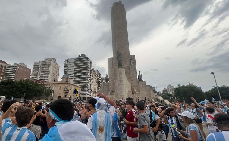 FOTO: Un clásico: los rosarinos copan el Monumento a la Bandera tras el pase a semifinales.