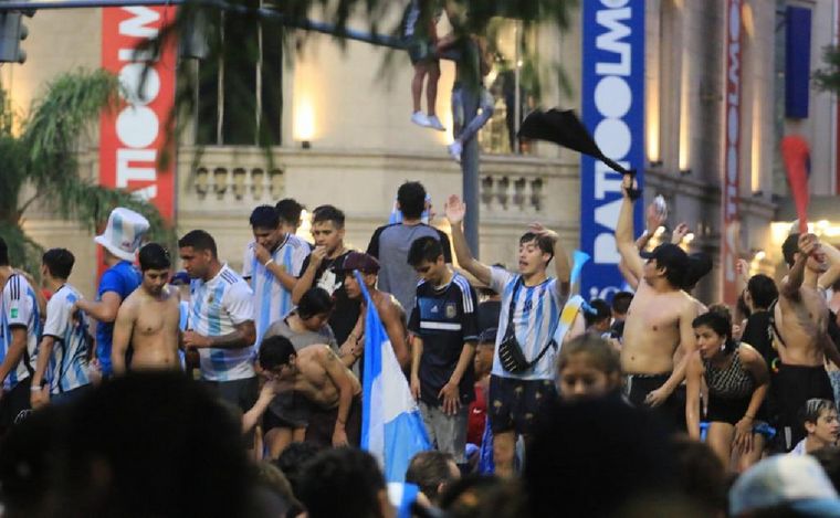 FOTO: El centro de Córdoba se tiñó de celeste y blanco para festejar la victoria argentina