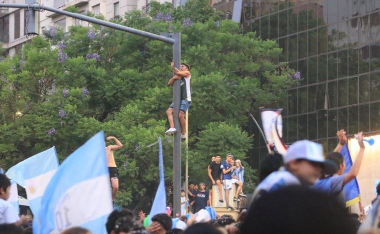 FOTO: El centro de Córdoba se tiñó de celeste y blanco para festejar la victoria argentina