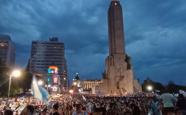 VIDEO: Con lluvia y todo: euforia rosarina en el Monumento a la Bandera por el pase a semis.