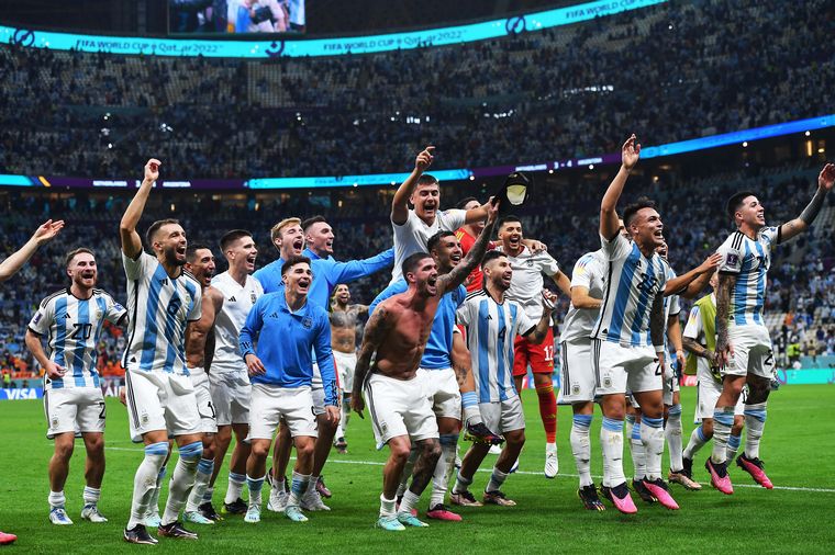 FOTO: Los jugadores de Argentina celebran un triunfo inolvidable.
