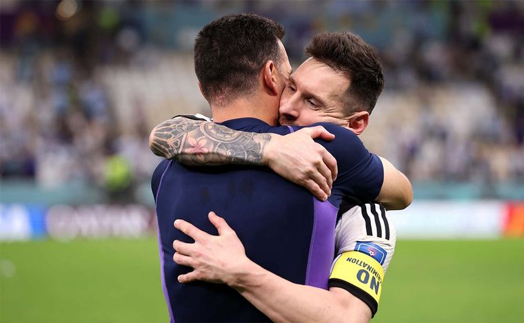 FOTO: El abrazo entre Messi y Scaloni. El DT le mandó un mensaje especial a su pueblo. 