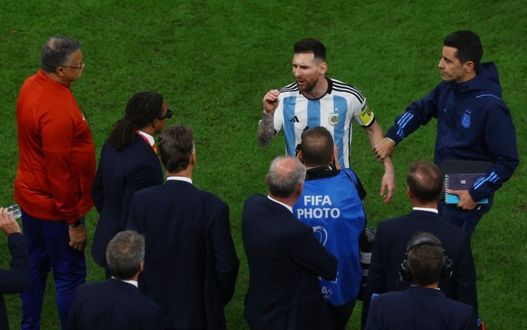 FOTO: Cruce picante. Messi lo fue a buscar a Van Gaal tras el triunfo de Argentina.