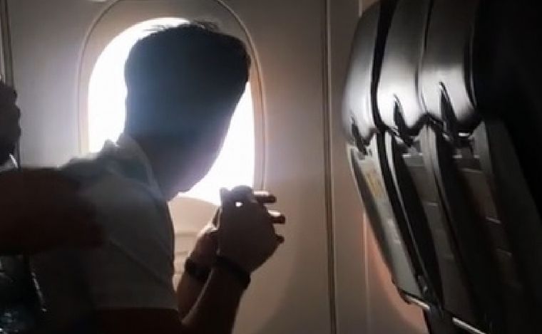 AUDIO: Locura en el aire: los pasajeros de un avión siguieron los penales por Cadena 3