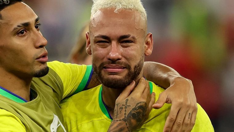FOTO: Neymar desconsolado tras la eliminación en la Copa del Mundo de Qatar. (FOTO: AFP)