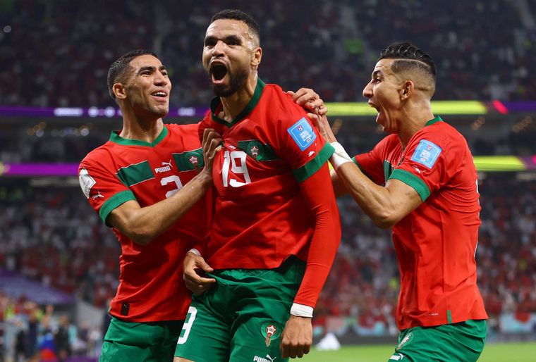 FOTO: Los jugadores de Marruecos festejan el triunfo contra Portugal.