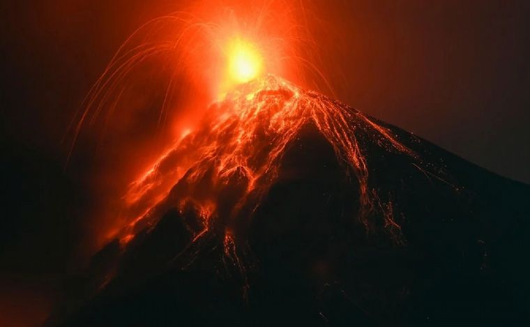 FOTO: El volcán de Fuego entró en erupción este sábado. (Foto gentileza: AFP)