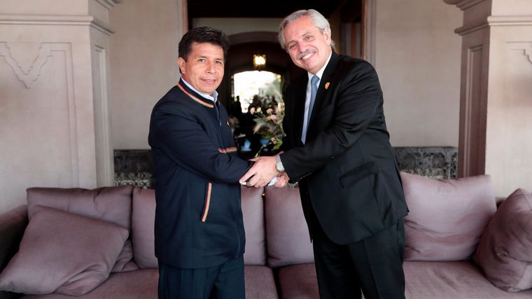 FOTO: El expresidente de Perú, Pedro Castillo, junto a Fernández (Foto: Archivo)