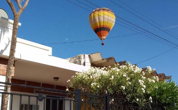 FOTO: Sorpresa en el aire: un globo aerostático atravesó los cielos de Córdoba 
