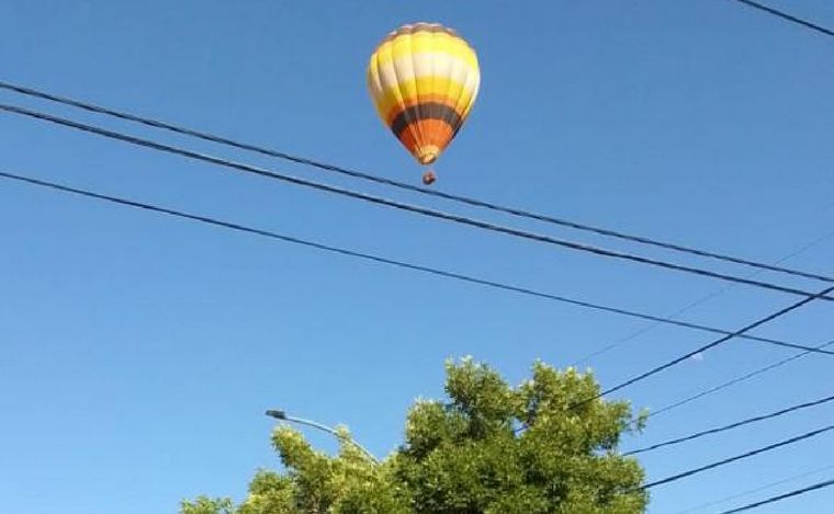 Sorpresa: un globo aerostático atravesó los cielos de Córdoba