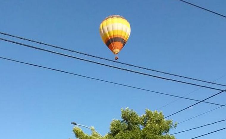 FOTO: Sorpresa: un globo aerostático atravesó los cielos de Córdoba 