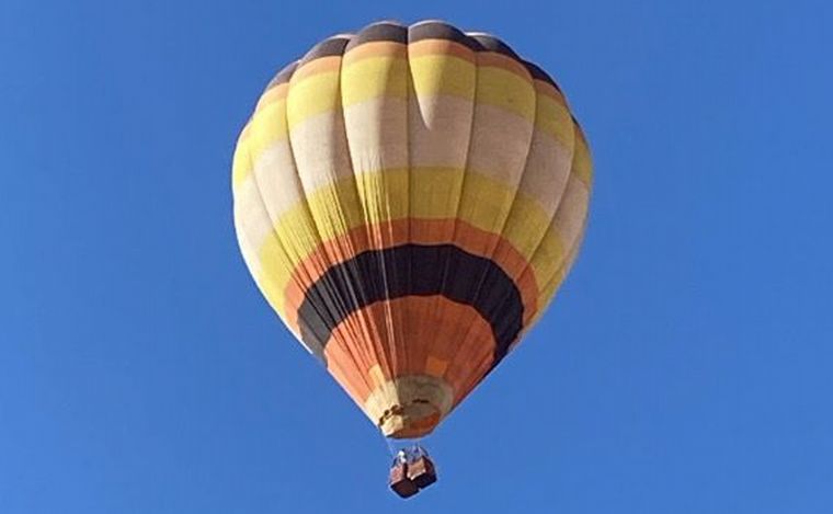 Sorpresa: un globo aerostático atravesó los cielos de Córdoba