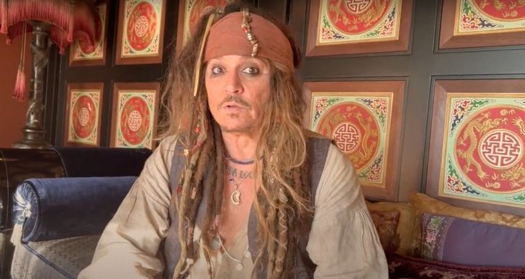 FOTO: Johhny Depp volvió a ponerse el traje de Jack Sparrow.