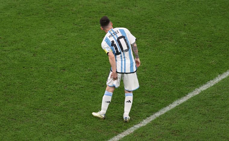 FOTO: Messi y Gvardiol disputan la pelota. (Foto: @Argentina)