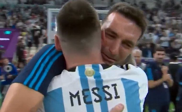 FOTO: Scaloni y Messi, en un abrazo eterno (Foto: TyC Sports)