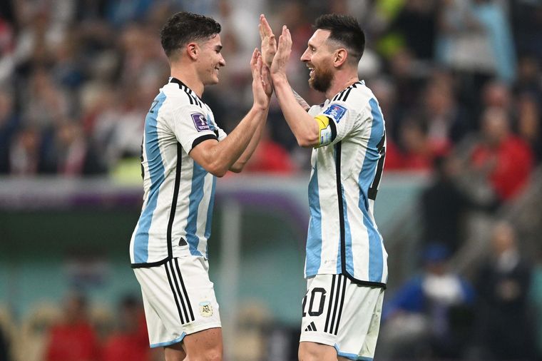 FOTO: Una dupla ganadora. Lionel Messi y Julián Álvarez armaron la jugada del tercer gol.