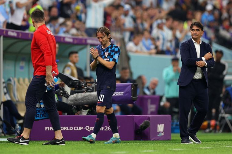 FOTO: Luka Modric reconoce el aplauso del estadio Lusail tras ser reemplazado.