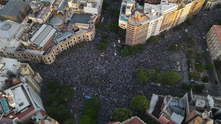 FOTO: El Patio Olmos colmado de hinchas argentinos. 