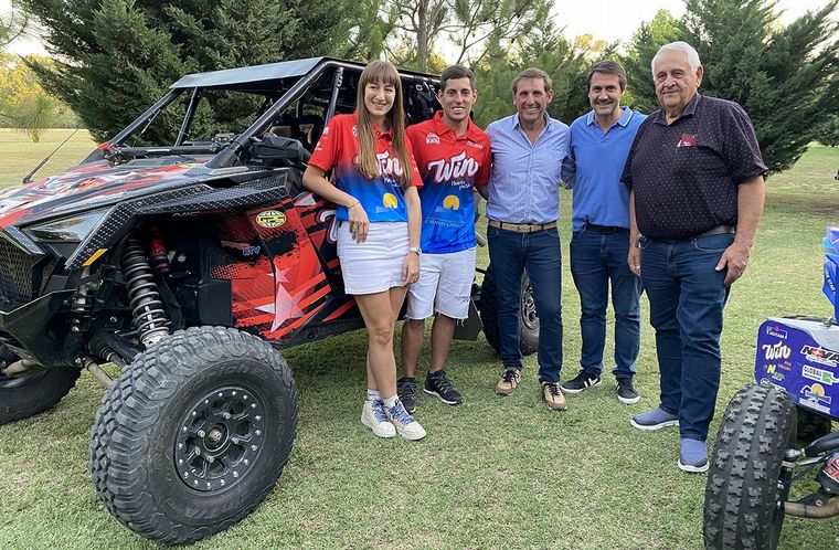 Valentina, Nicolás, Walter -papá-, Guillermo -intendente- y Oscar Cavigliasso -tío-