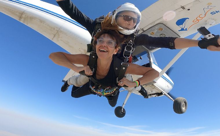 FOTO: Flavia Irós y Malena Pozzobon saltaron en paracaídas