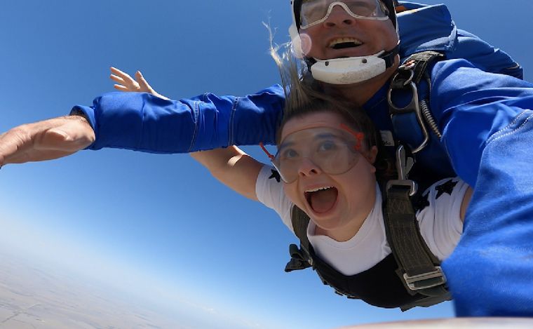Flavia Irós y Malena Pozzobon saltaron en paracaídas