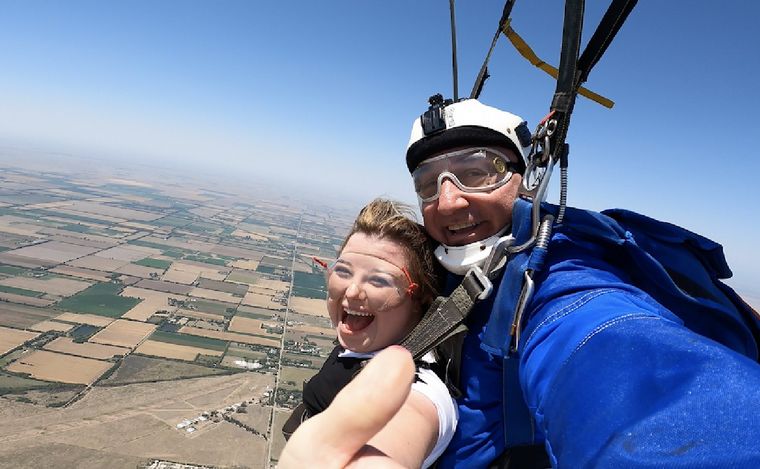 FOTO: Flavia Irós y Malena Pozzobon saltaron en paracaídas