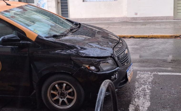 Una camioneta y un taxi chocaron en la esquina de Lagos y Brown.