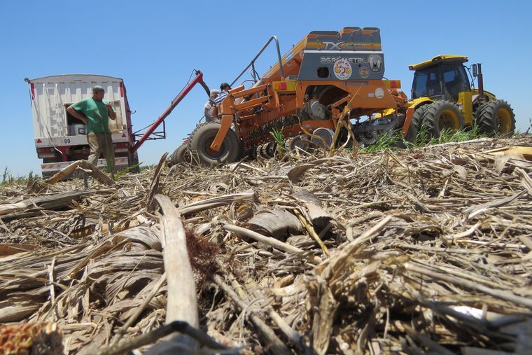FOTO: Soja sobre rastrojo de maíz. El equipo se apresta para iniciar la tarea.