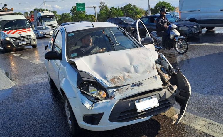 FOTO: El Ford Ka quedó destrozado por el choque.