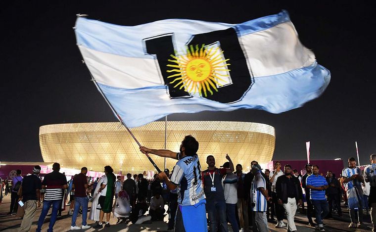 FOTO: Hinchas argentinos en las afueras del estadio Lusail: un clásico de Qatar 2022. 