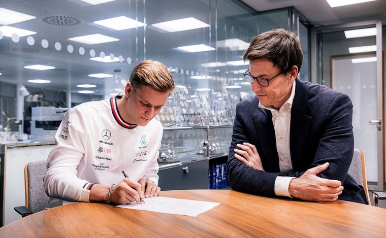FOTO: Mick con Wolff, poniéndole la firma al contrato que lo une a Mercedes