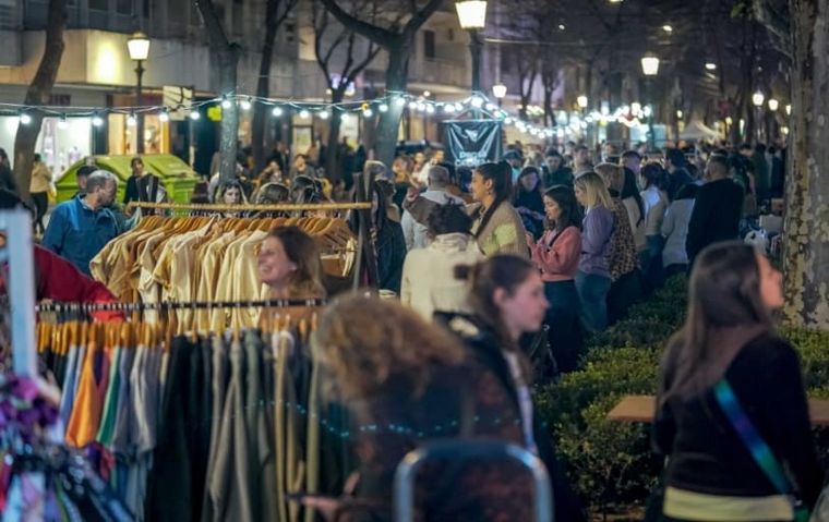 Conocé toda la agenda de Noche de Peatonales con todas las ferias urbanas. 