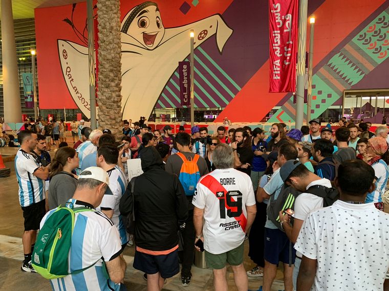FOTO: Manifestación de argentinos en Doha para que se vendan entradas para la final.