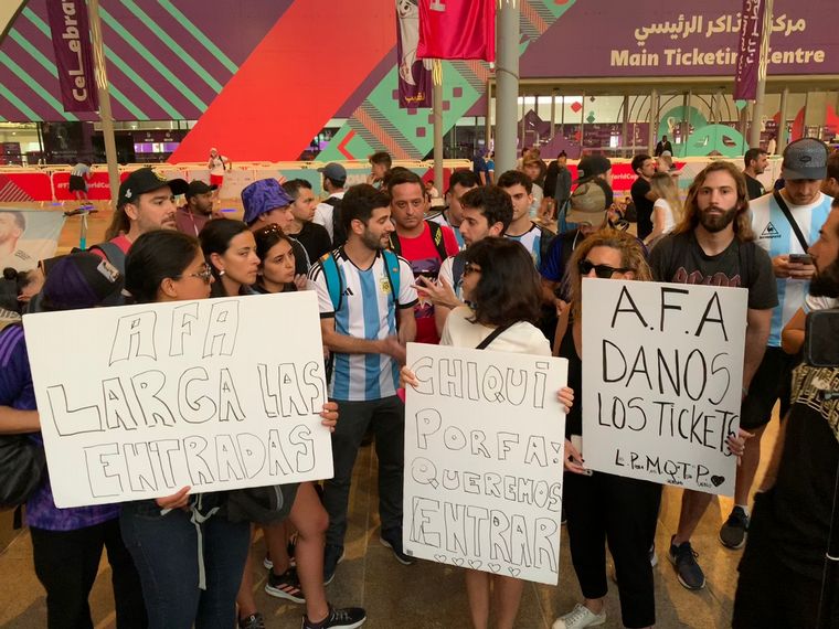 FOTO: Manifestación de argentinos en Doha para que se vendan entradas para la final