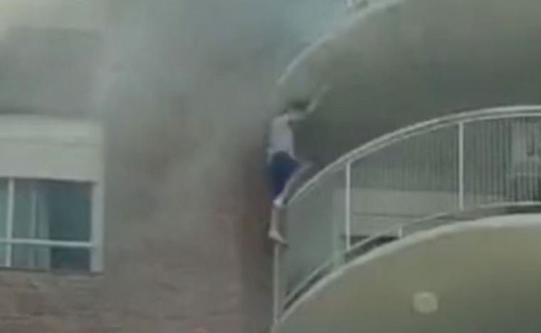 FOTO: Un niño se trepó del balcón para evitar un incendio en un piso 13.