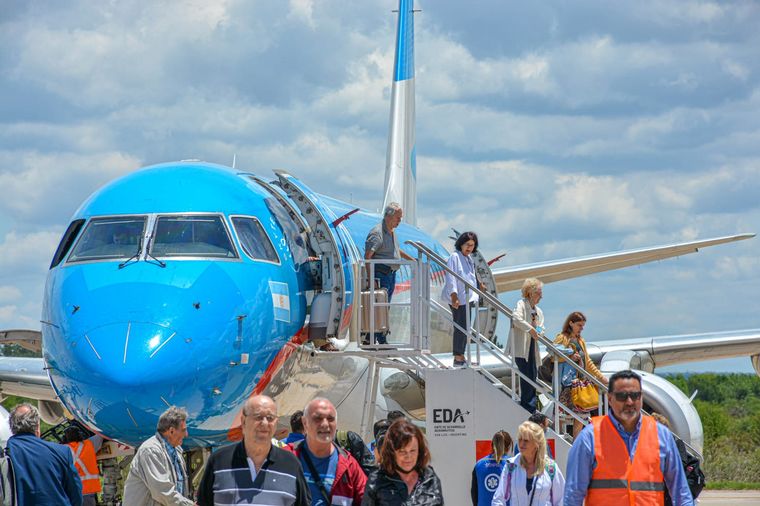 FOTO: El avión de Aerolíneas regresará al país con parte del equipo y familiares.