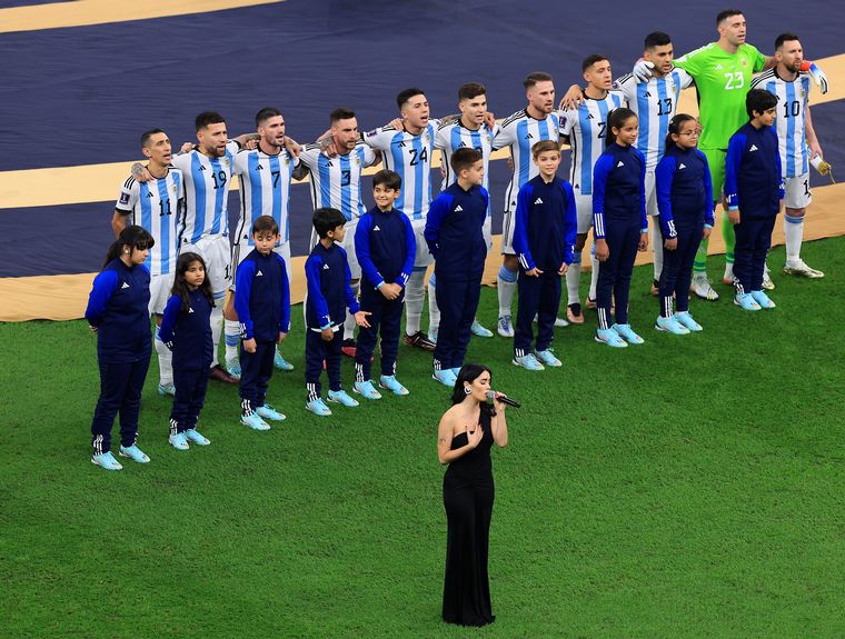 FOTO: Lali Espósito cantó el himno en la final del Mundial.