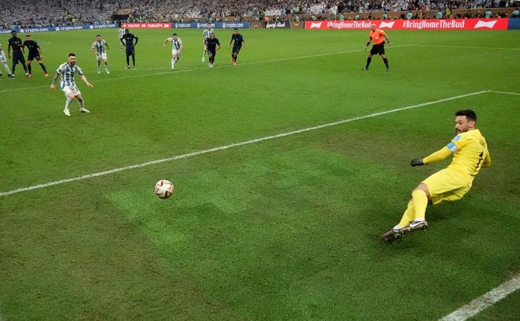 FOTO: El momento del gol de penal de Messi para abrir el marcador.