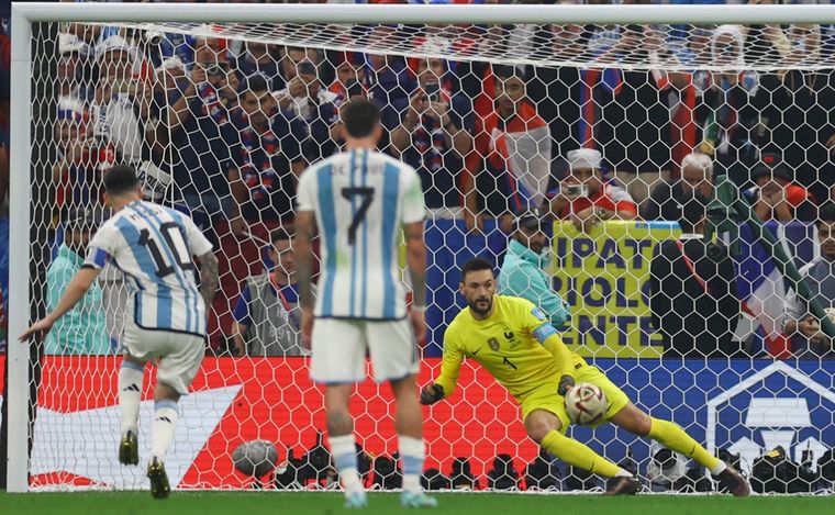 FOTO: El penal de Messi, al fondo del arco francés.