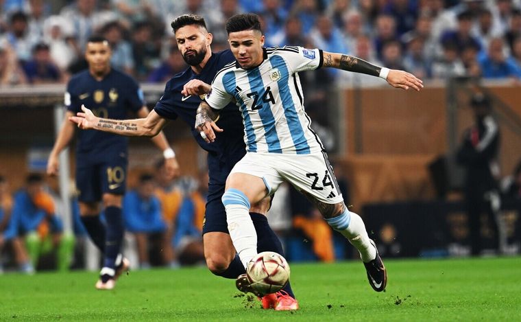 Enzo Fernández le gana la posesión a Giroud