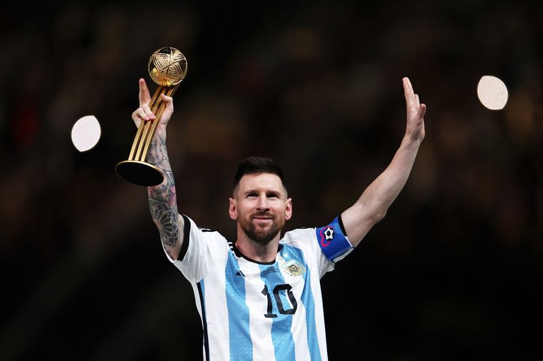 FOTO: Lionel Messi, con el trofeo a mejor jugador de la Copa del Mundo.