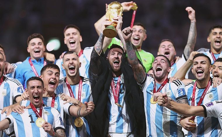 FOTO: El momento más esperado: Lionel Messi, con la Copa del Mundo y la famosa túnica