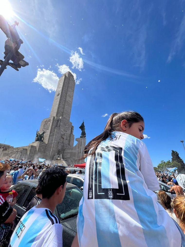 FOTO: Rosarinos y rosarinas celebran en el Monumento. Una marea de personas felices. 