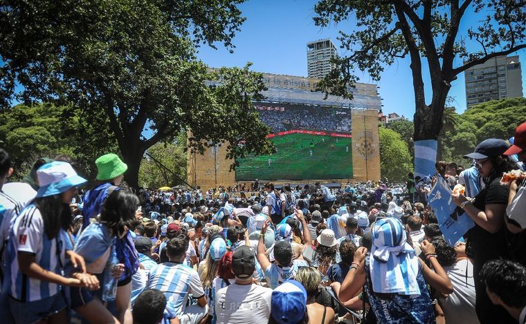 FOTO: Hinchas ven el partido en pantalla gigante en Buenos Aires
