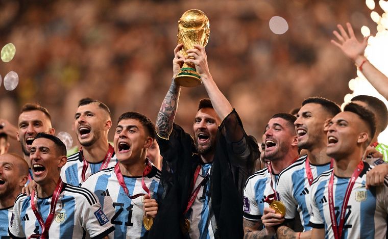 FOTO: Locura en los festejos del plantel argentino por la tercera Copa del Mundo.