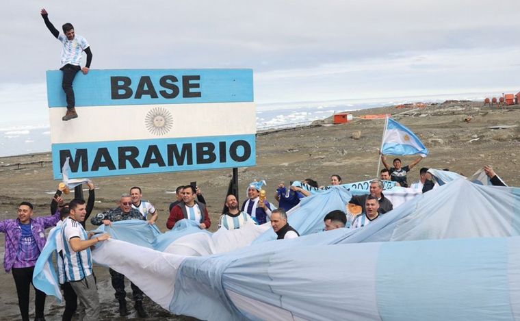 FOTO: Festejos en la Base Marambio, en La Antártida. Foto: @MananSofía