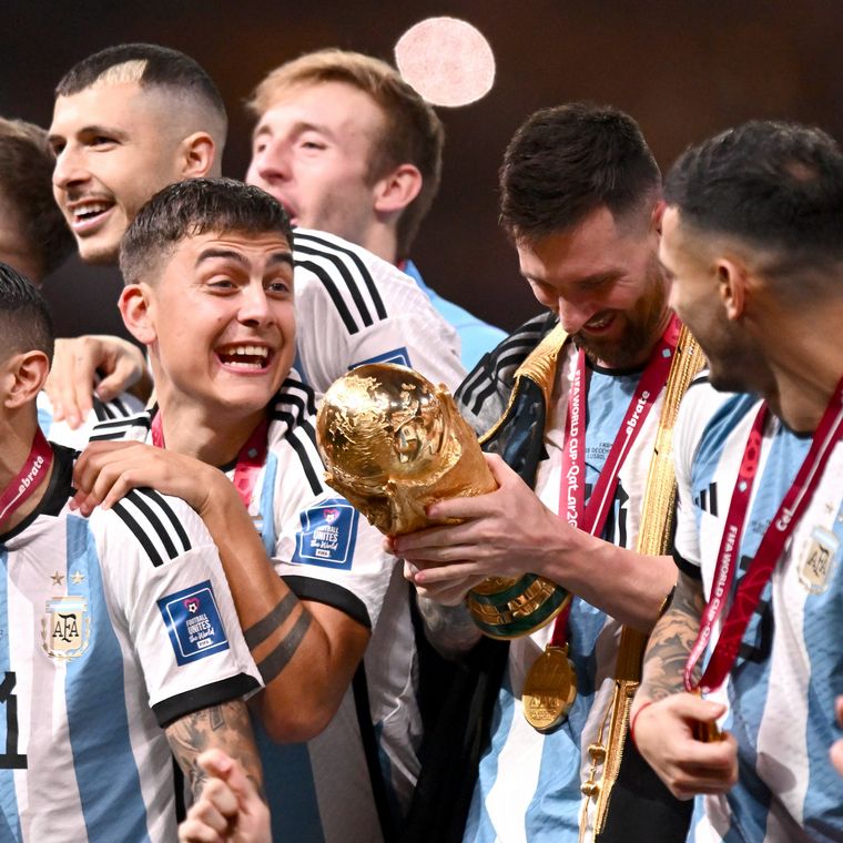 FOTO: Locura en los festejos del plantel argentino por la tercera Copa del Mundo.