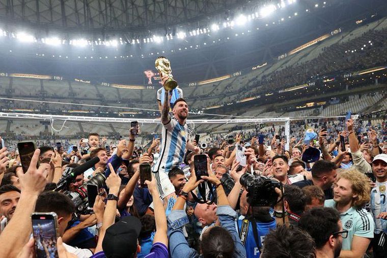 FOTO: Messi festeja la tercera Copa del Mundo de Argentina.