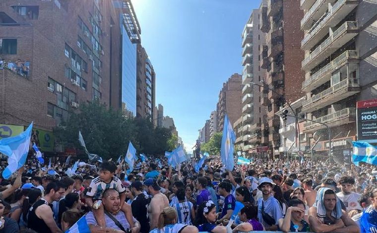 Locura total en Córdoba tras el histórico triunfo de la selección argentina.